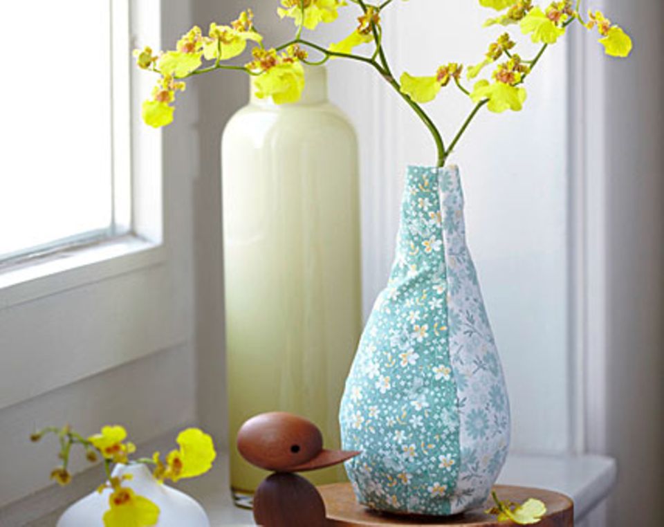 Flasche und Husse ergeben eine Vase. Flasche und Husse ergeben eine Vase.