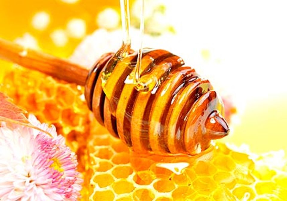 Mit dem speziellen Stab lässt sich der Honig cremig rühren und gut aufs Brot bringen.