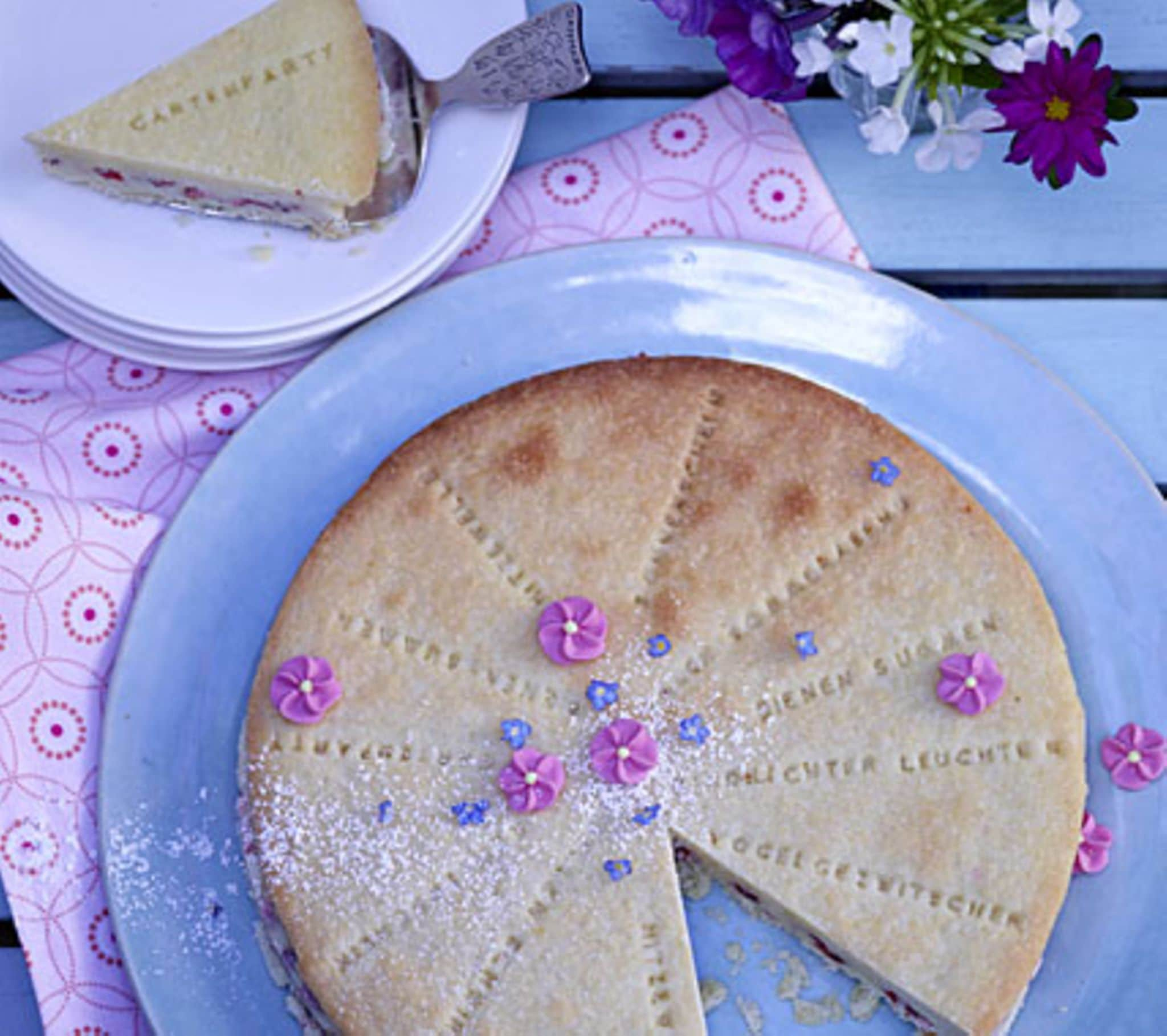 Joghurttorte mit Beeren - [LIVING AT HOME]