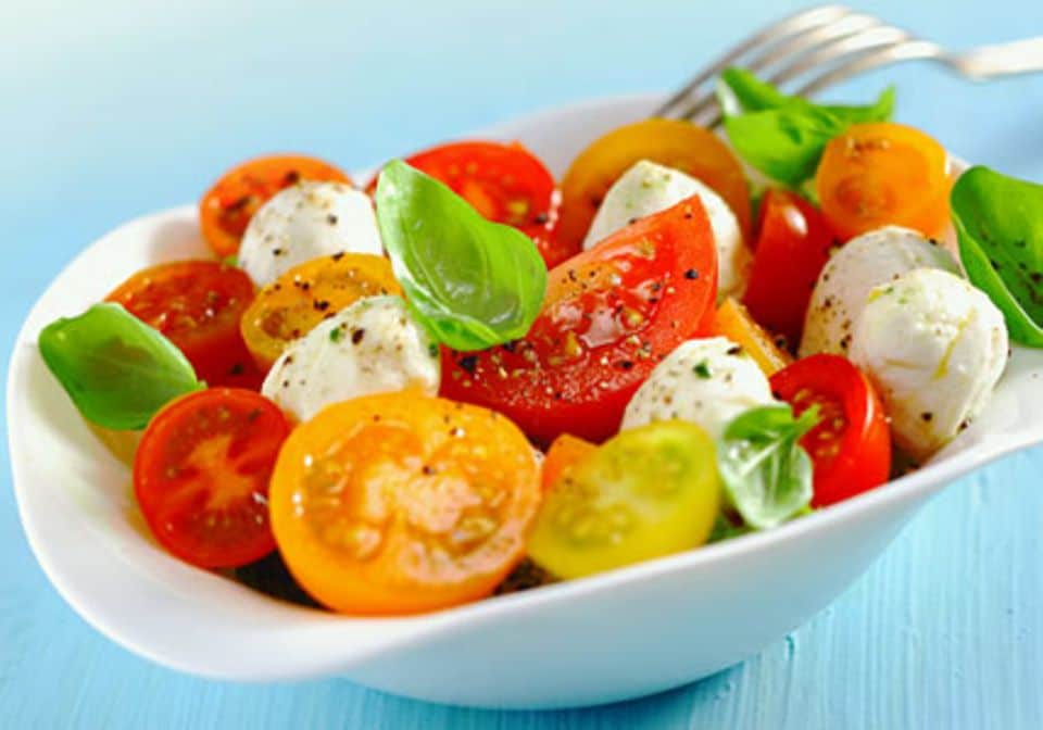 Eine Schüssel voll Glück: gemischte Tomaten ergeben einen tollen Salat.