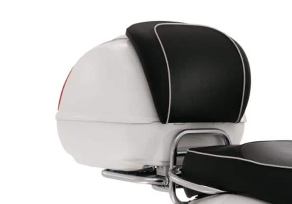 Praktisches Equipment für den Motorroller: Dieses Top Case von Vespa ist gleichzeitig Rückenlehne für den Beifahrer