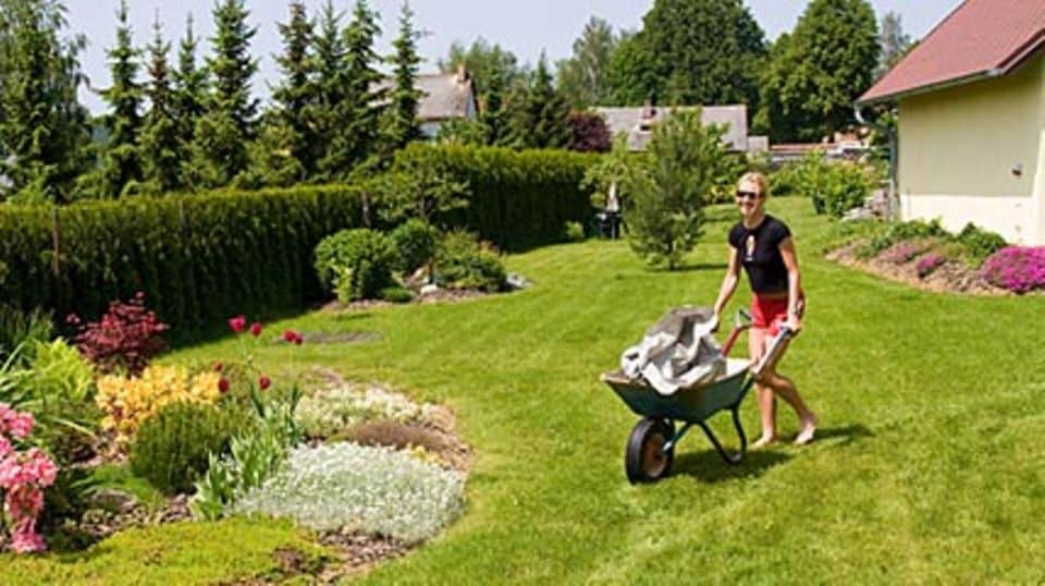Gartenarbeit mit passendem Gerät. Foto: Erento