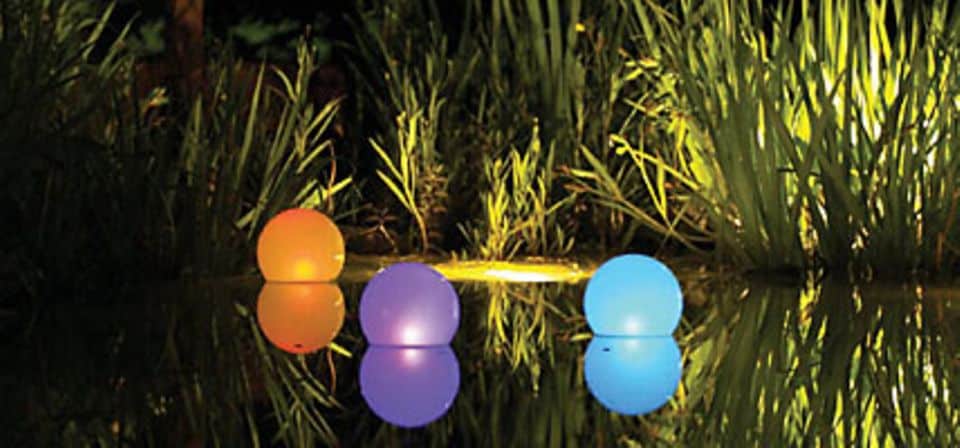Lichtspiel auf dem Gartenteich: die "Sun Power Magic Balls" von Heissner