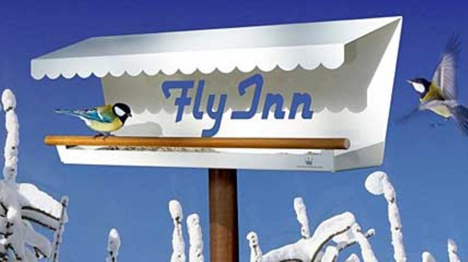 Einkehren: Im Vogelhaus "Fly Inn" können sich die Piepmätze auch im Winter sattessen. Foto: Design 3000