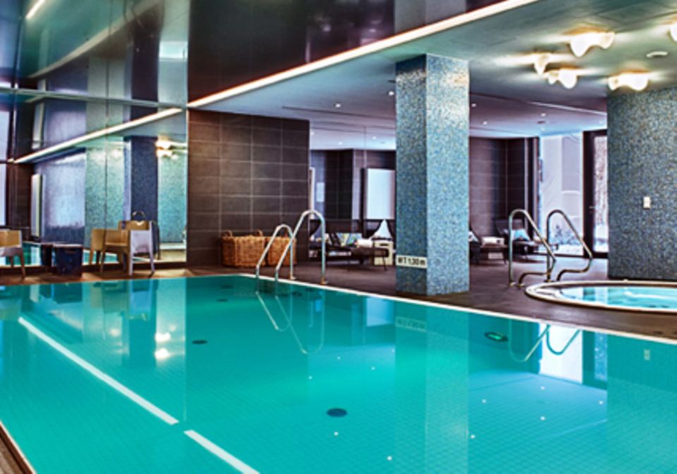 Der beheizte Innen-Pool steht Hotelgästen kostenfrei zur Verfügung. Darüber hinaus gibt es einen Whirlpool, eine Sauna und verschiedene Fitnessgeräte.