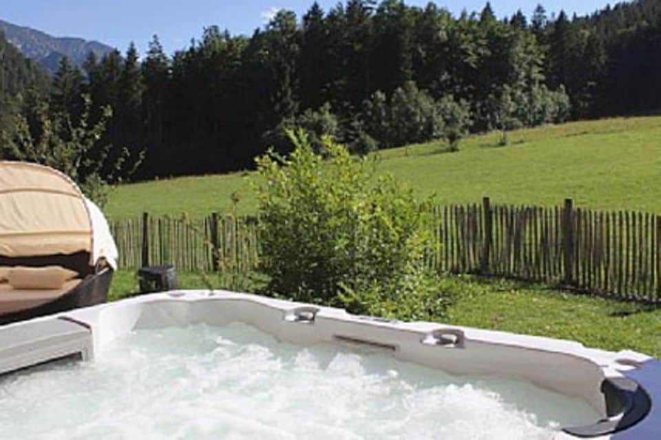 Luxus pur: der Außen-Whirlpool des Alpenchalet Sonntagshorn.