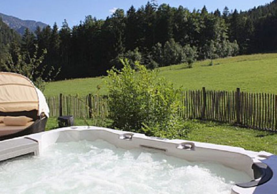 Luxus pur: der Außen-Whirlpool des Alpenchalet Sonntagshorn.