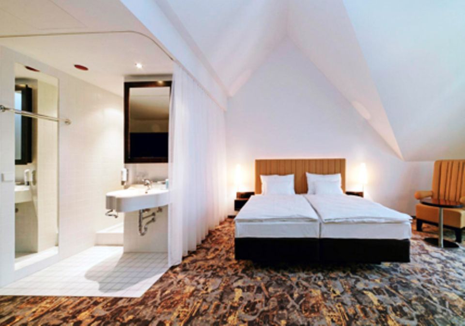 Die Zimmer sind teilweise mit offenen Bädern ausgestattet: "Arcotel Camino" Stuttgart.