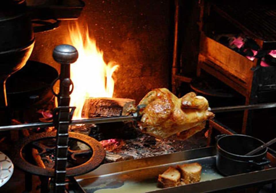 Im Restaurant "La Tupina" werden am offenen Feuer deftige Spezialitäten zubereitet.