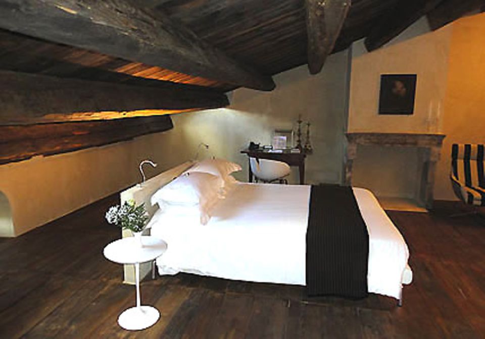 Die Zimmer des Schlosses vereinen Antiquitäten und moderne Möbel.