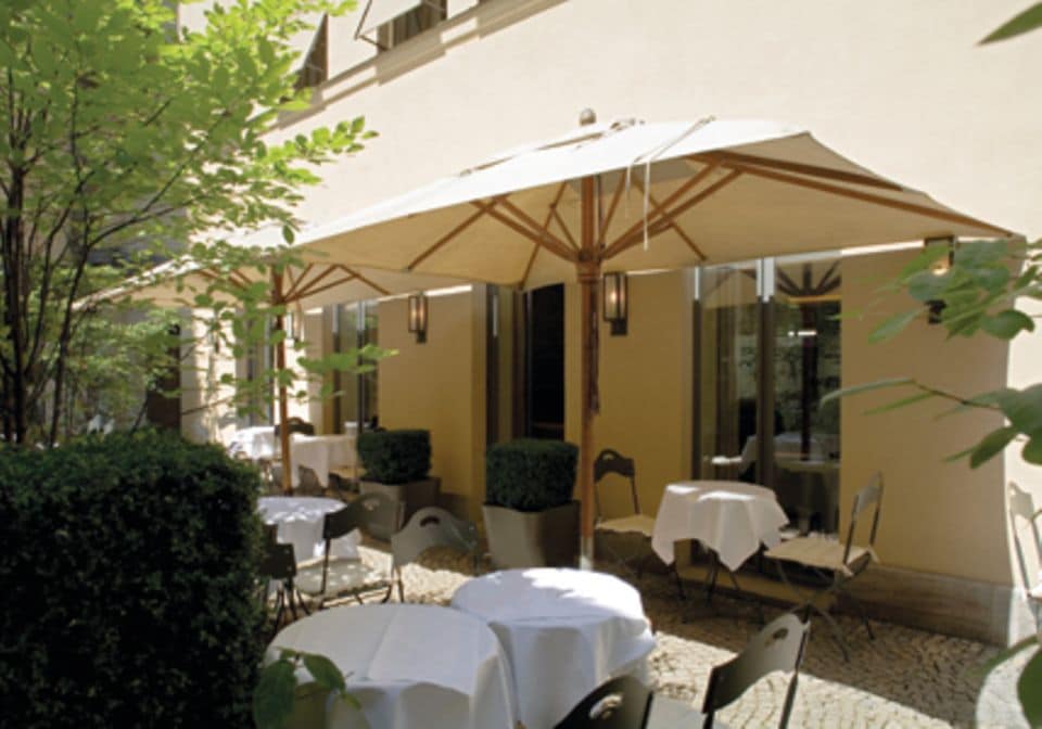 Auf der Terrasse des Restaurants im Cortiina werden im Sommer leckere Cocktails und außergewöhnliche Speisen serviert.