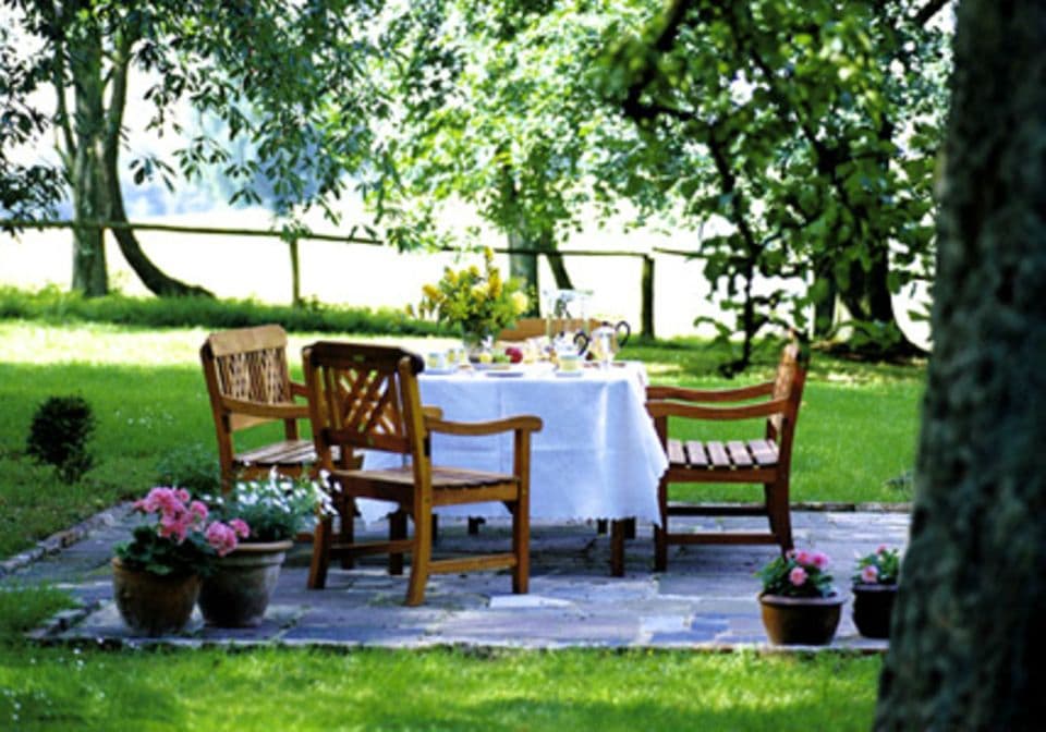 Im weitläufigen Garten des Bornerhofs wird bei schönem Wetter Frühstück und Abendessen serviert.
