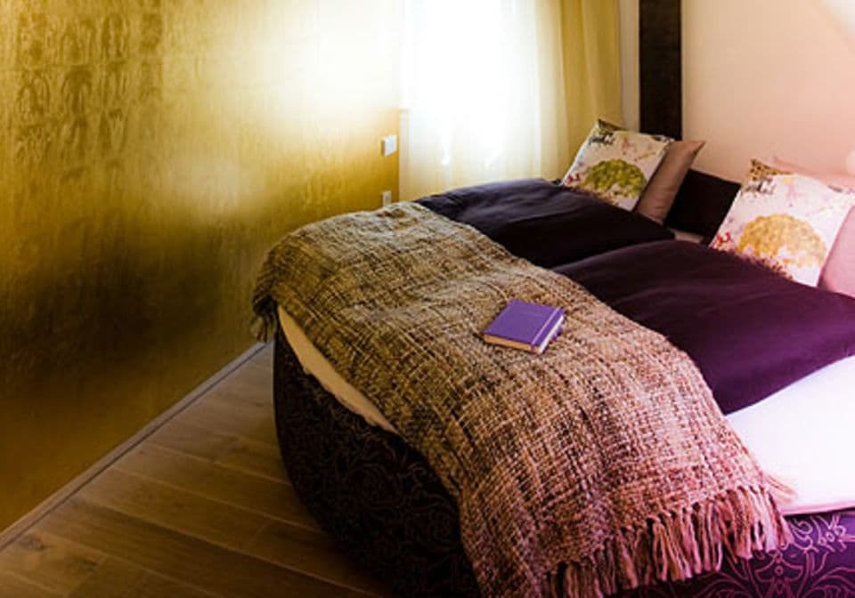 Im Hotel "Die Träumerei" ist der Name Programm: Dieses Zimmer heißt "Der Goldspeicher".