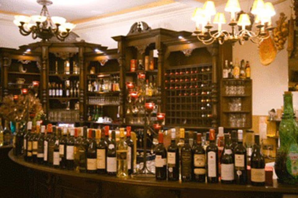 Die Bar im "Don Carlos" ist gefüllt mit spanischen Weinen und Spirituosen.