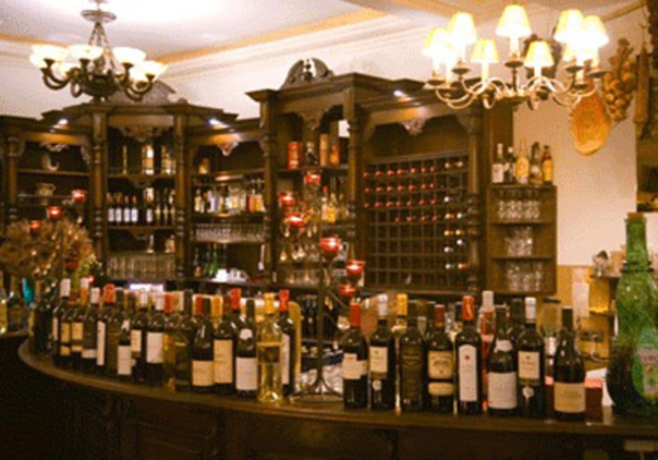 Die Bar im "Don Carlos" ist gefüllt mit spanischen Weinen und Spirituosen.
