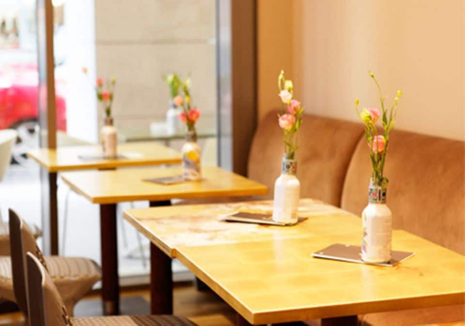 Frische Blumen und warme Farben geben dem Café eine gemütliche Atmosphäre.