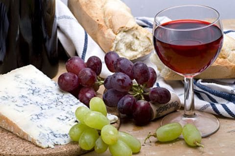 Einfacher, klassischer Genuss: Baguette, Wein und Käse