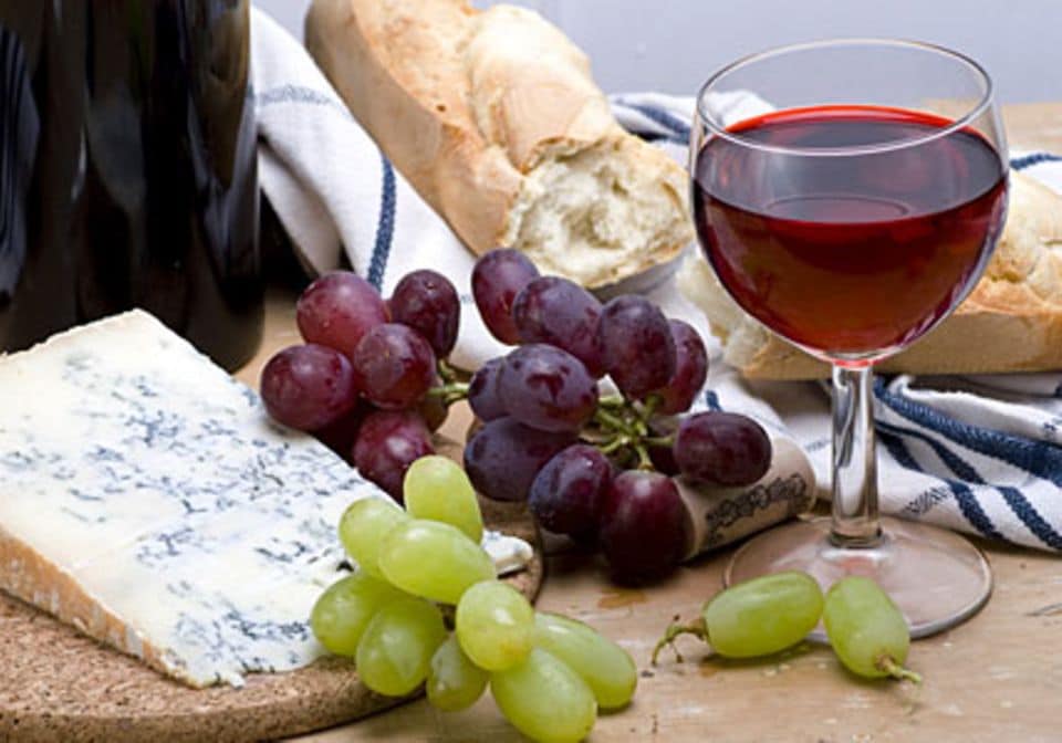 Einfacher, klassischer Genuss: Baguette, Wein und Käse