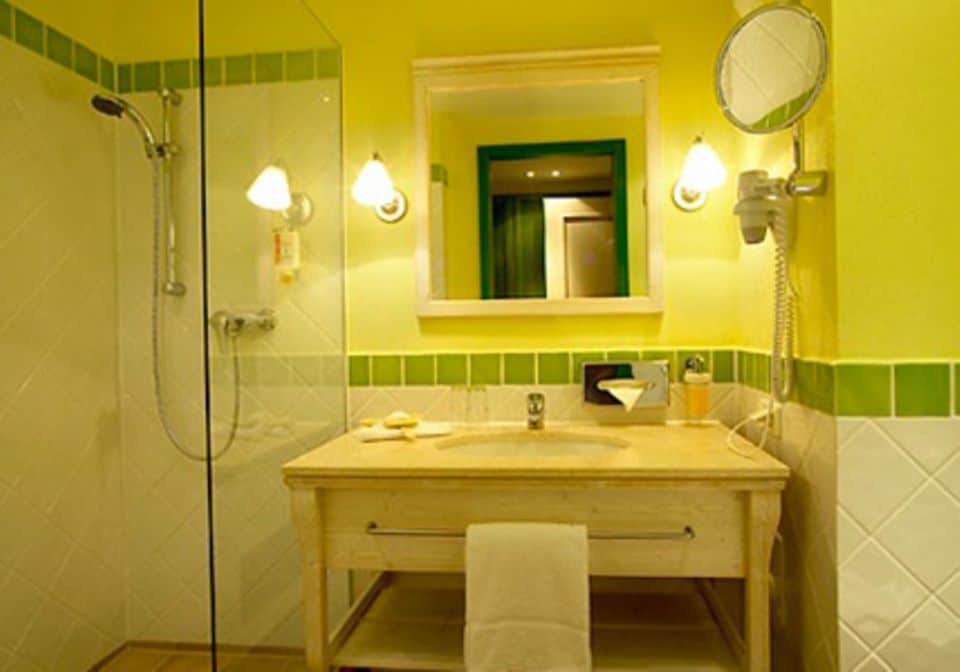 Auch das Badezimmer ist im mediterranen Stil eingerichtet.