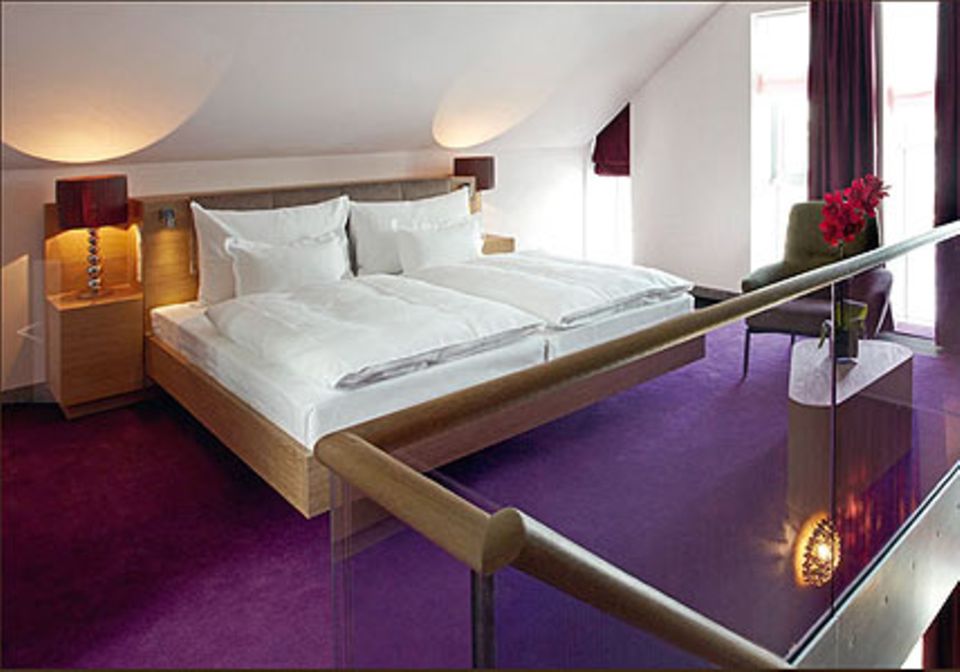 Das Schlafzimmer einer zweigeschossigen Suite im Hotel "Vasano".