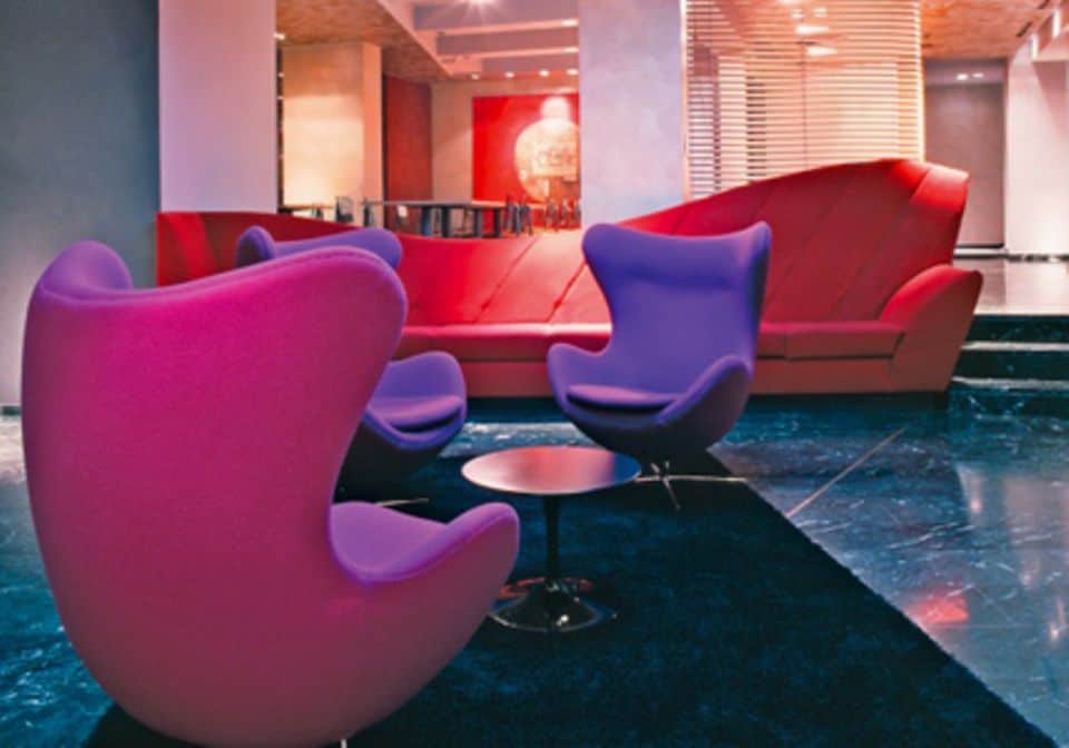 Pink, Violett und Rot: Die Lobby wurde farbig gestaltet.