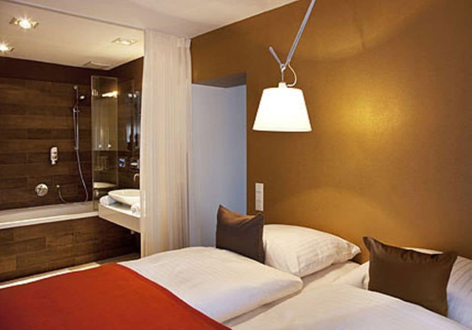In der Suite des Hotel Embla gehen Schlafzimmer und Bad ineinander über.