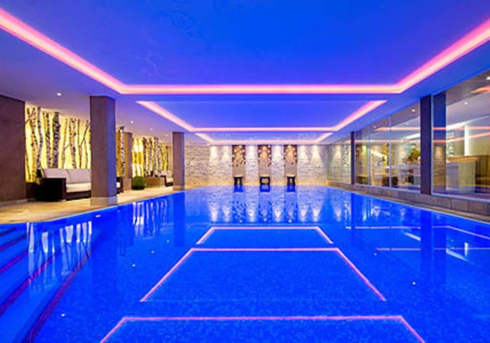 Hotel Sackmann: Die wechselnde Beleuchtung des Pools schafft Atmosphäre.