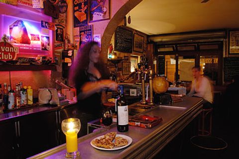 In der urigen Weinbar "Le Chabrot" werden zu internationalen Weinen köstliche Käse- und Schinkenbrote serviert.