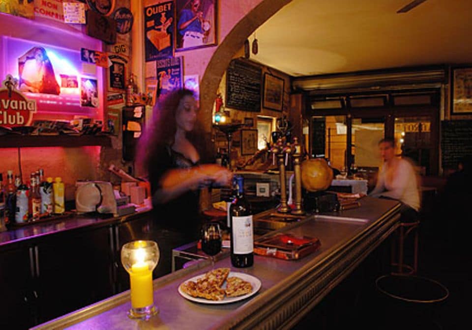 In der urigen Weinbar "Le Chabrot" werden zu internationalen Weinen köstliche Käse- und Schinkenbrote serviert.
