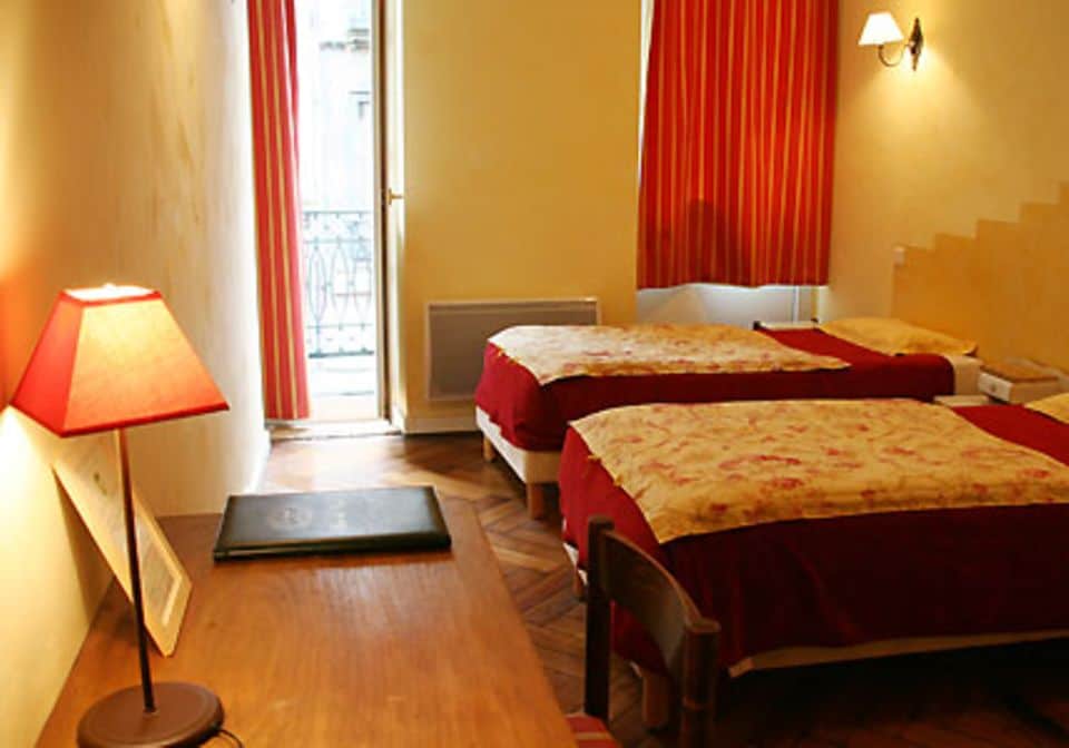 In warmen Farben ist das zentral gelegene 2-Sterne Hotel "La Maison du Lierre" eingerichtet.