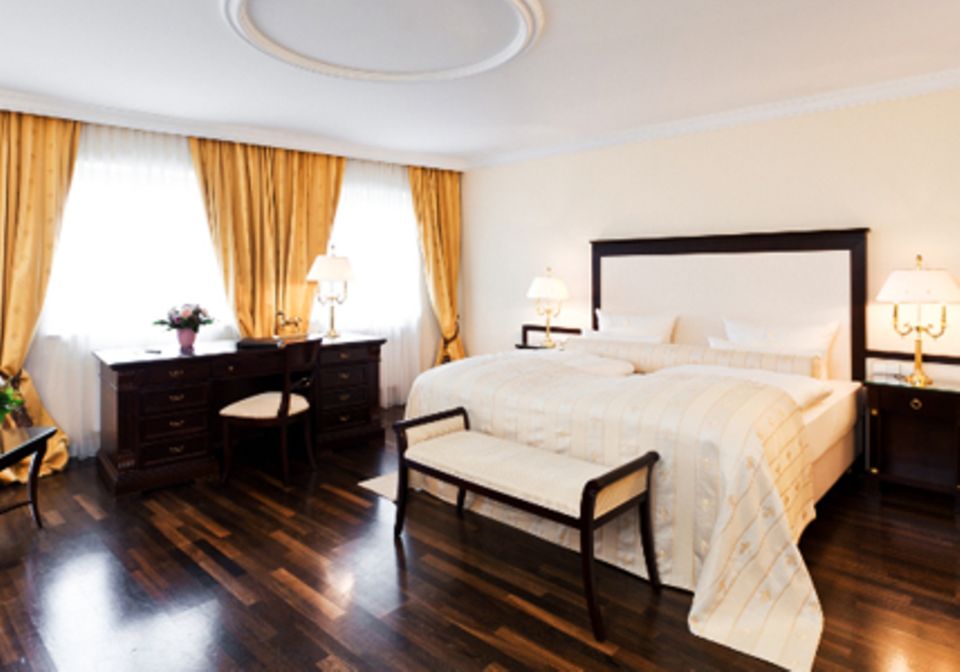 Hochwertige Materialien und edle Möbel im Biedermeier-Stil verleihen den Zimmern eine luxuriöse Atmosphäre.