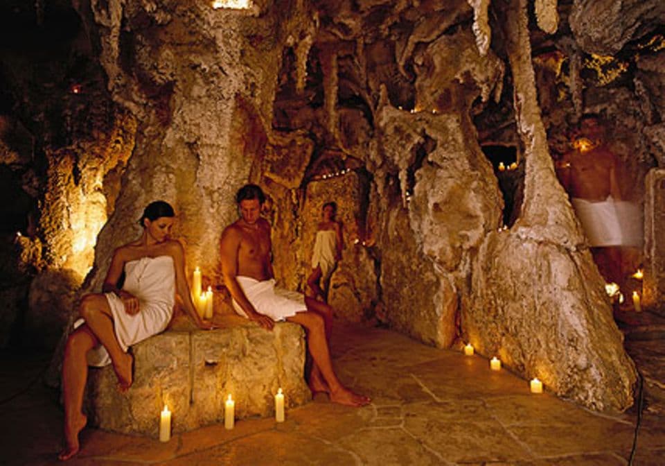 Ein besonderes Spa-Highlight ist die echte Grotte, in die zwei Saunen eingebaut sind.