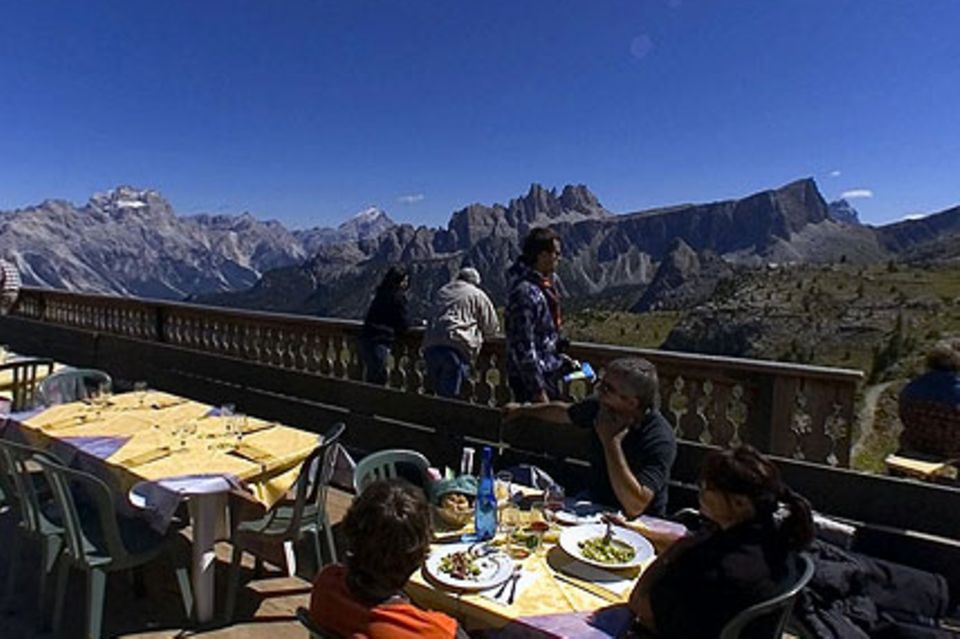 Mitten in den Dolomiten liegt die Berghütte Scoiattoli.