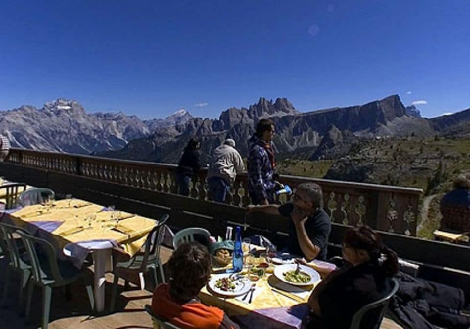 Mitten in den Dolomiten liegt die Berghütte Scoiattoli.