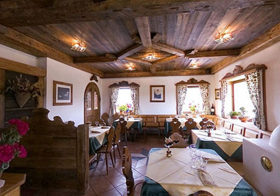 Urige Gemütlichkeit findet man in dem Gastraum der Berghütte Scoiattoli.
