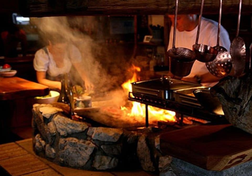 In der Berghütte Scotoni wird auf offenem Feuer gekocht.