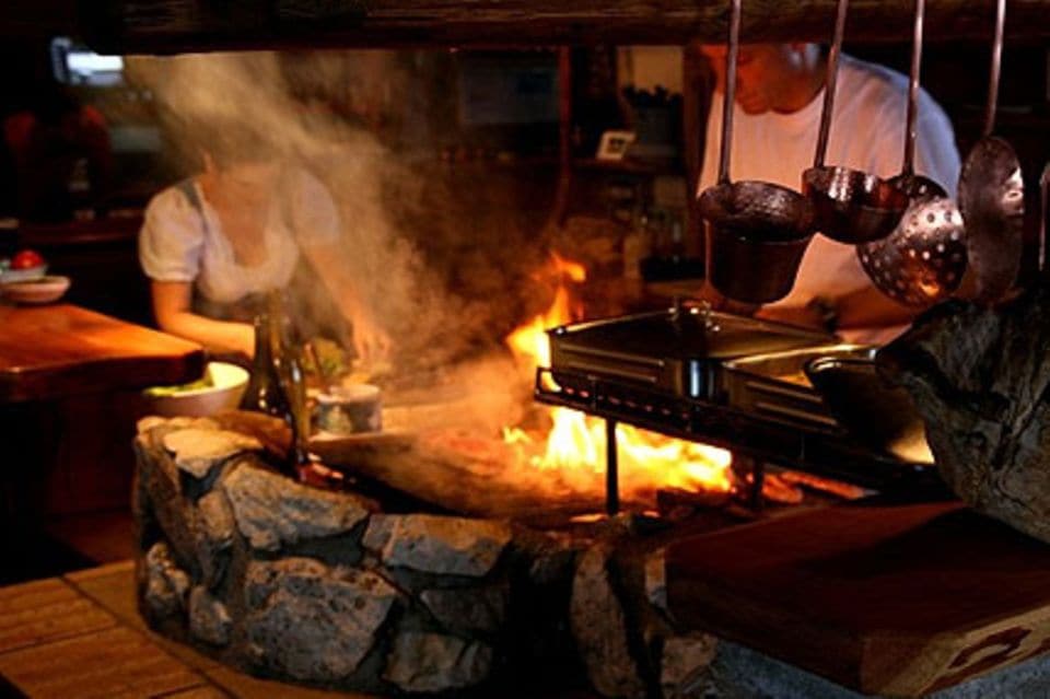In der Berghütte Scotoni wird auf offenem Feuer gekocht.