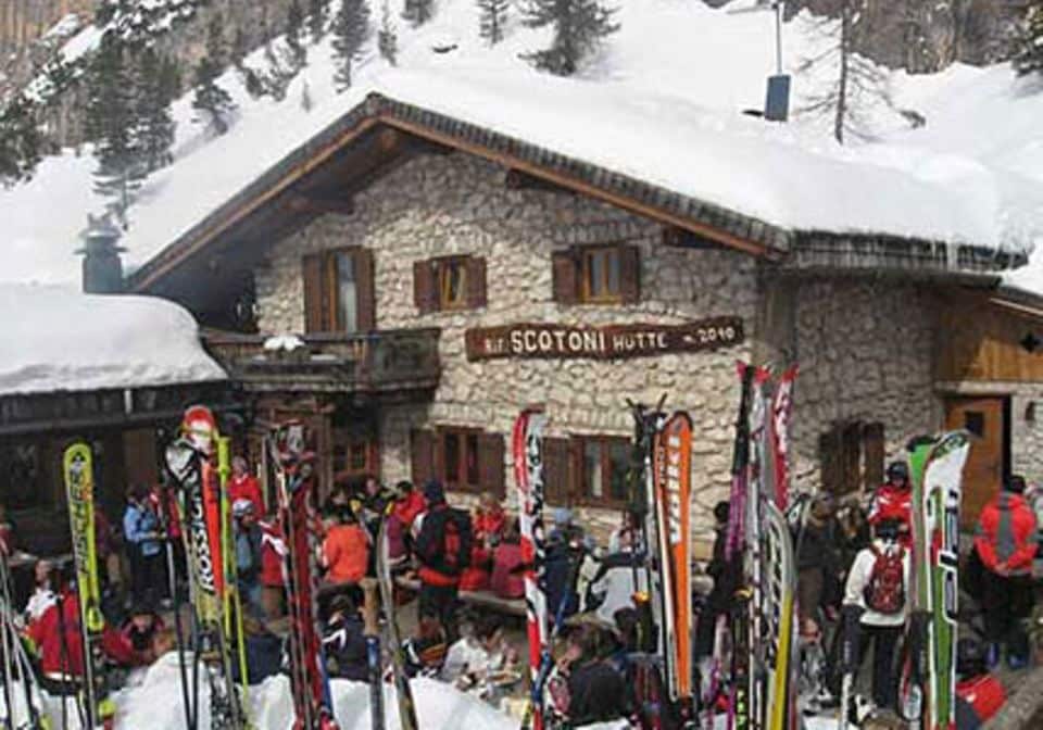 Die Berghütte Scotoni: ein beliebter Treff für Skifahrer.