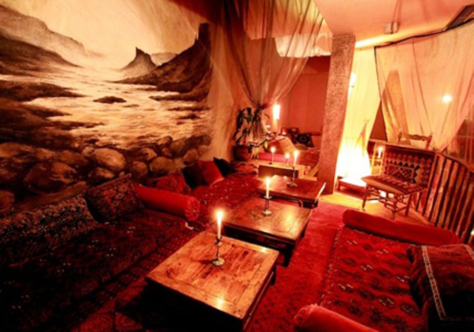 Im orientalischen Loungebereich sitzen die Gäste bei romantischen Kerzenlicht.
