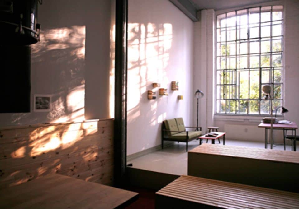 Die bewohnbare Installation: das Meisterzimmer 60 ist mit viel Holz und Retro-Möbeln eingerichtet.