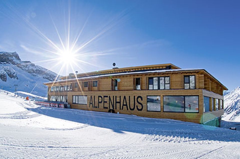 Das "Alpenhaus" fällt durch seine moderne Architektur auf.