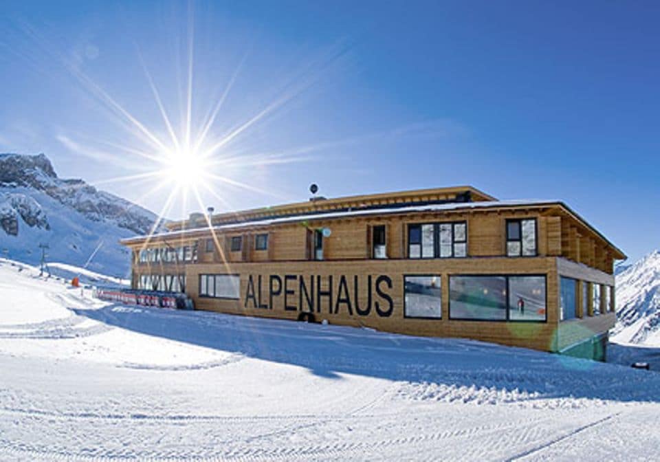 Das "Alpenhaus" fällt durch seine moderne Architektur auf.