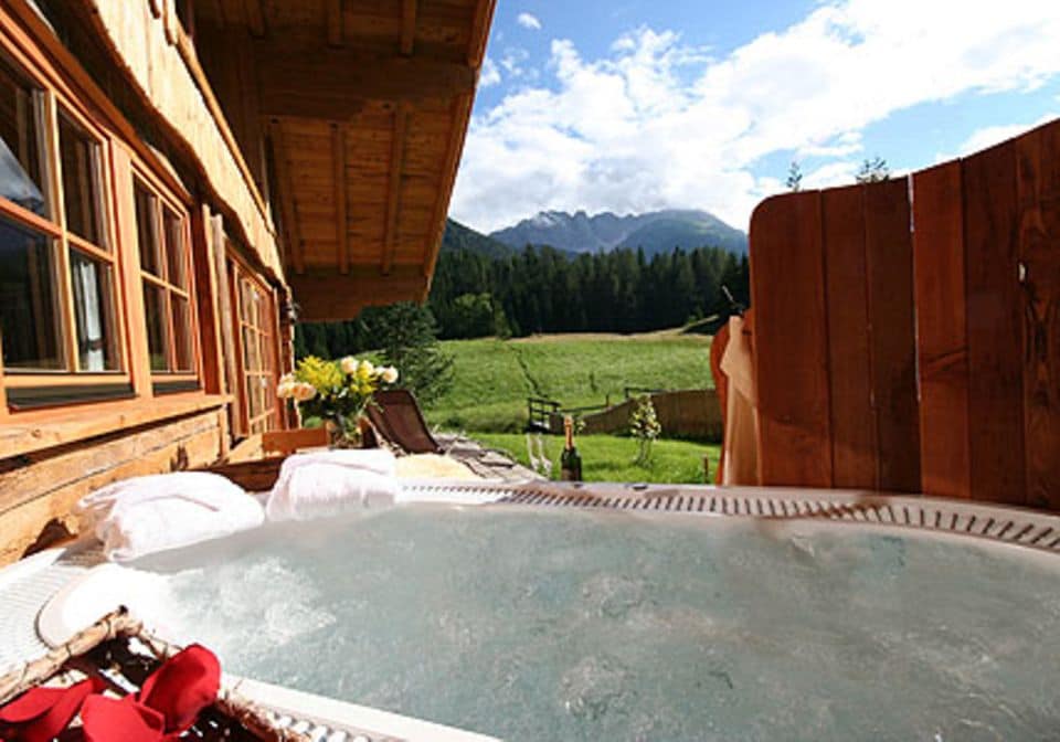 Echter Luxus: Whirlpool mit Blick auf die Alpen.