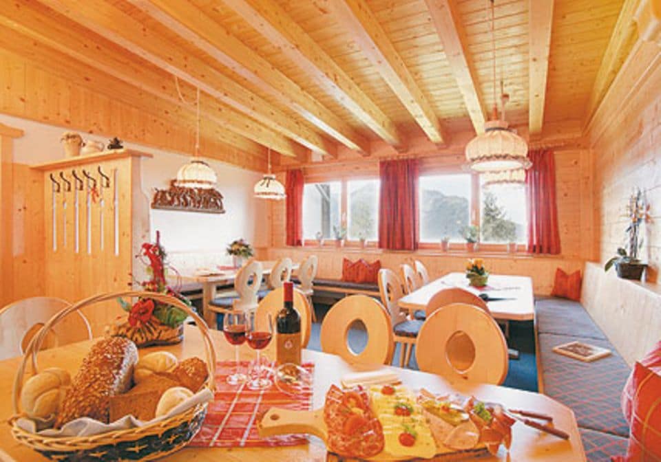 Im Restaurant der Stalder Hütte kann man sich in gemütlichem Ambiente stärken.