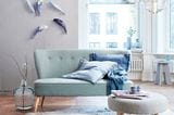 Trendfarben 2016: Sofa und Kissen in Blau von Impressionen