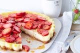 Rezept: Ricotta-Cheesecake mit Rosmarin-Erdbeeren