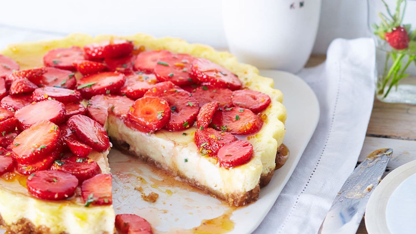 RicottaCheesecake mit RosmarinErdbeeren Rezept [LIVING AT HOME]