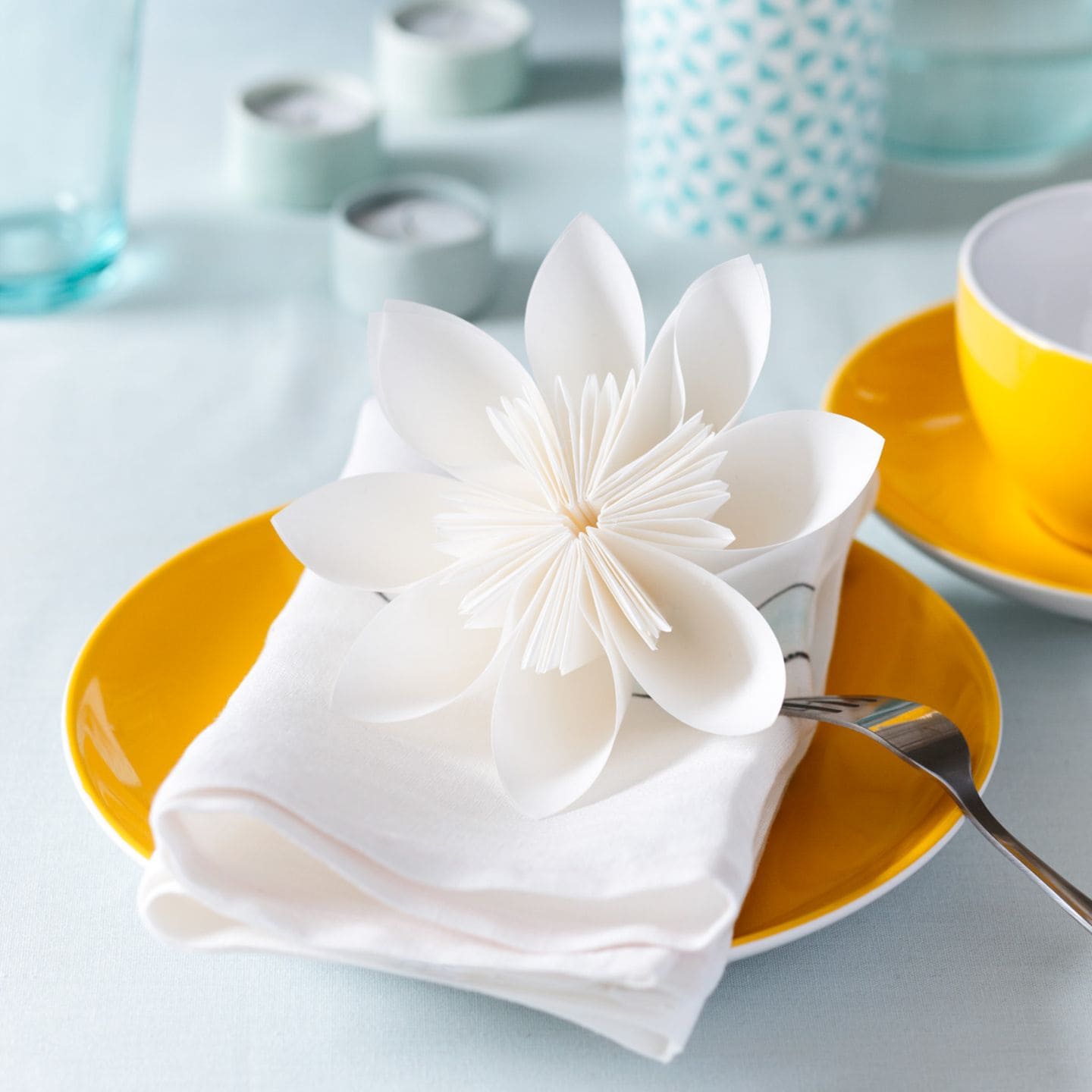 Papierblume in Weiß falten - Tischdeko