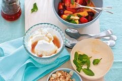 Rezept: Obstsalat mit Joghurt und Haferflockencrunch