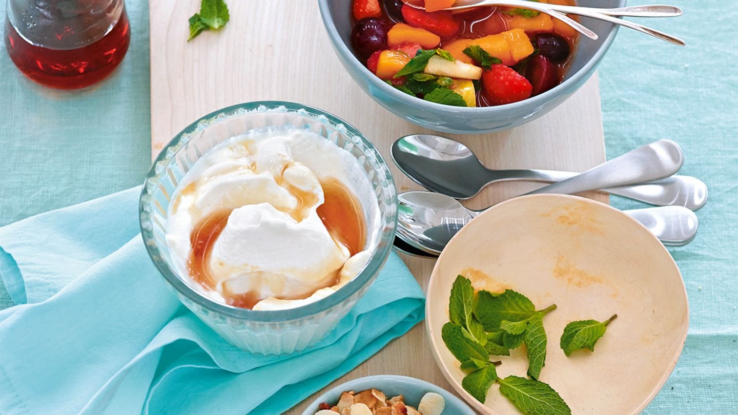Obstsalat mit Joghurt und Haferflocken-Crunch Rezept - [LIVING AT HOME]